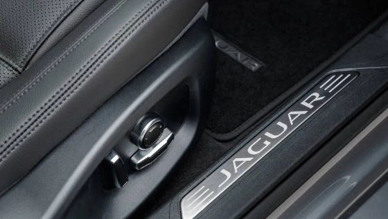 Jaguar XE Public Nội thất 007