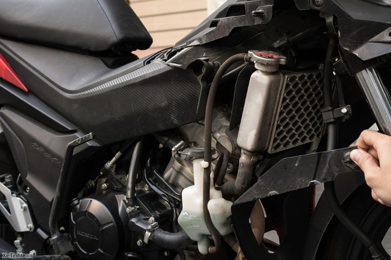 Hướng dẫn vệ sinh két nước và thay nước làm mát cho xe máy | AutoFun