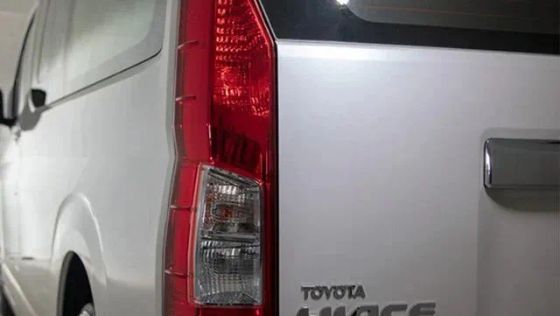 Toyota Hiace Public Ngoại thất 003