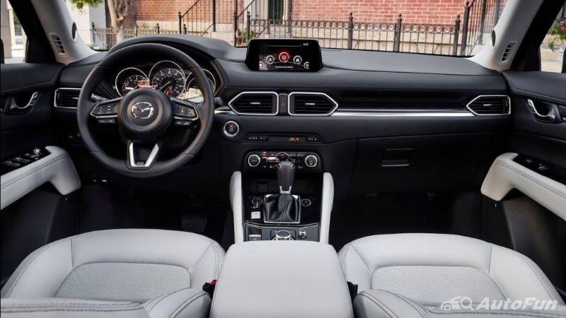 Khoang nội thất của Mazda CX5 được thiết kế khá rõ ràng vào vị trí ghế lái